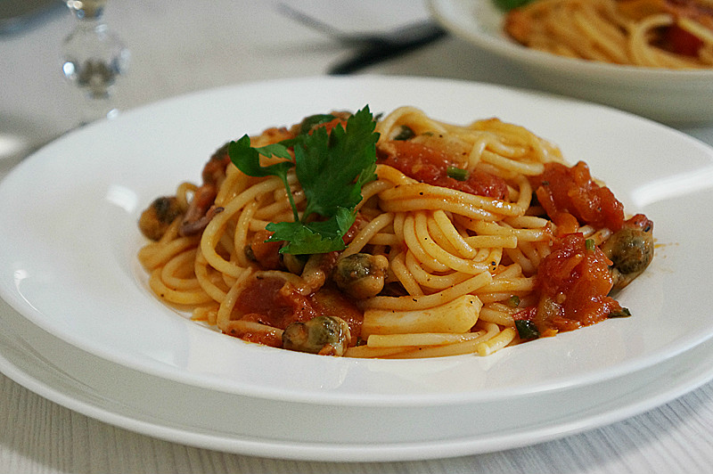 Паста с креветками в томатном соусе: рецепт - Лайфхакер