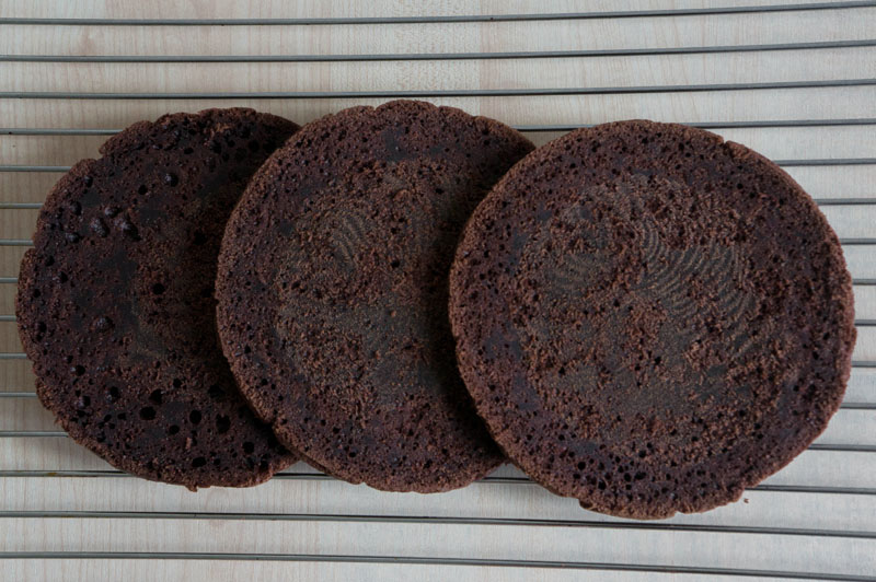 Шоколадный бисквит на кипятке – пошаговый рецепт приготовления с фото