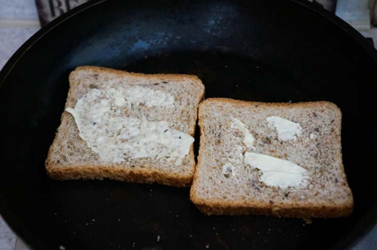 Сэндвич-гриль с яичницей-болтуньей и ветчиной на сковороде