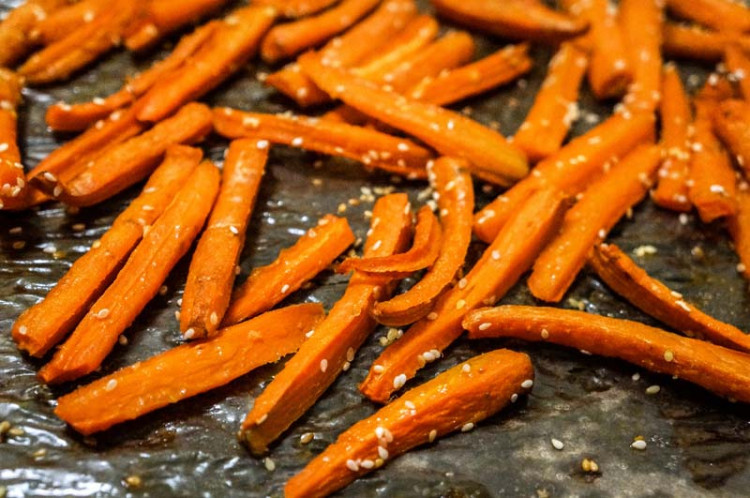 Морковь, запеченная с кунжутом в медовом сиропе