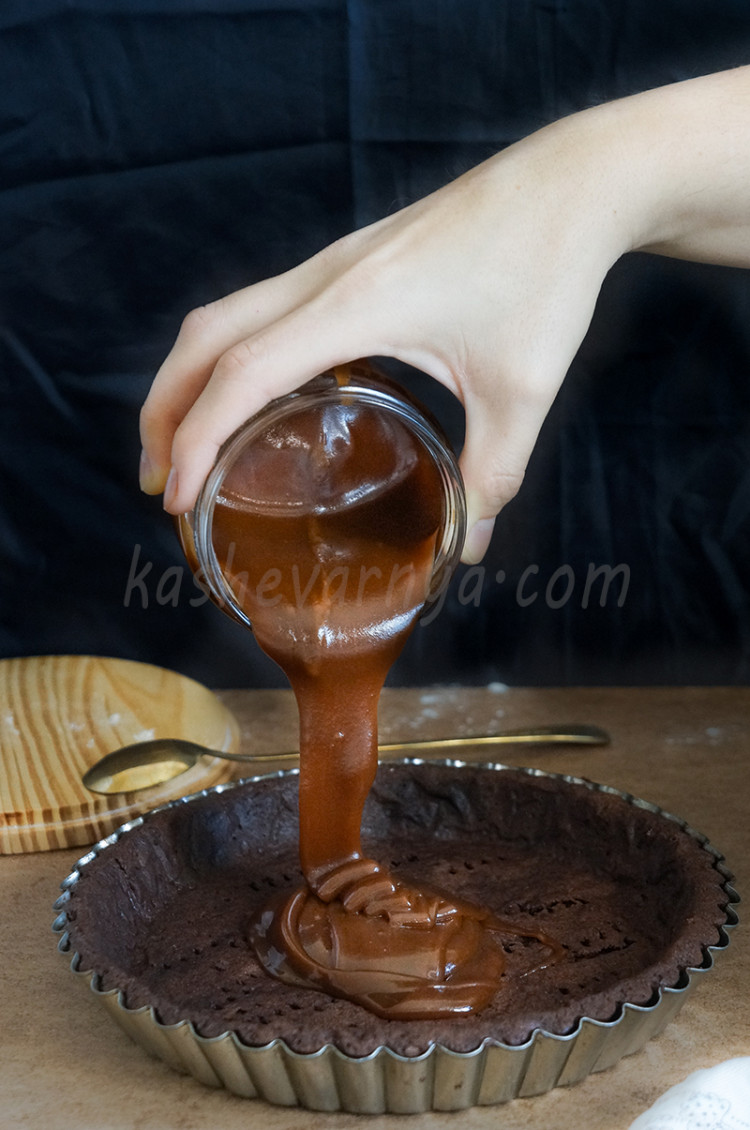 Шоколадный тарт с соленой карамелью