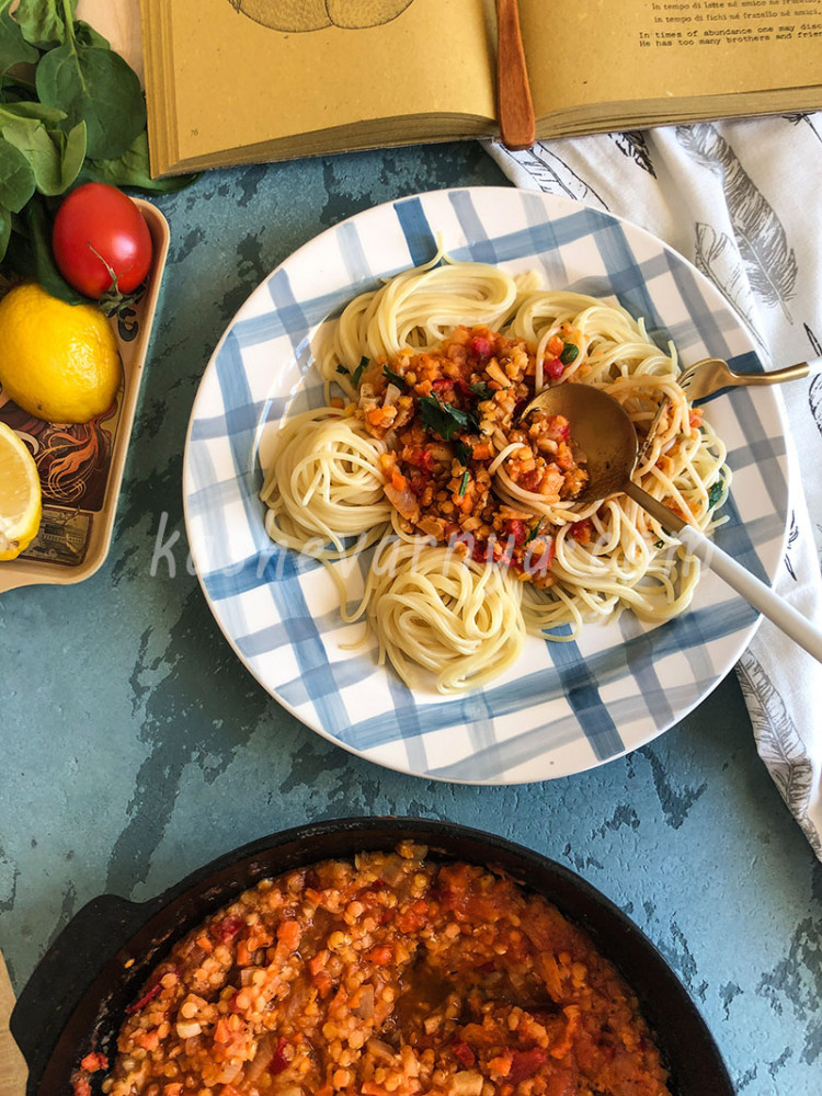 Спагетти с соусом из чечевицы