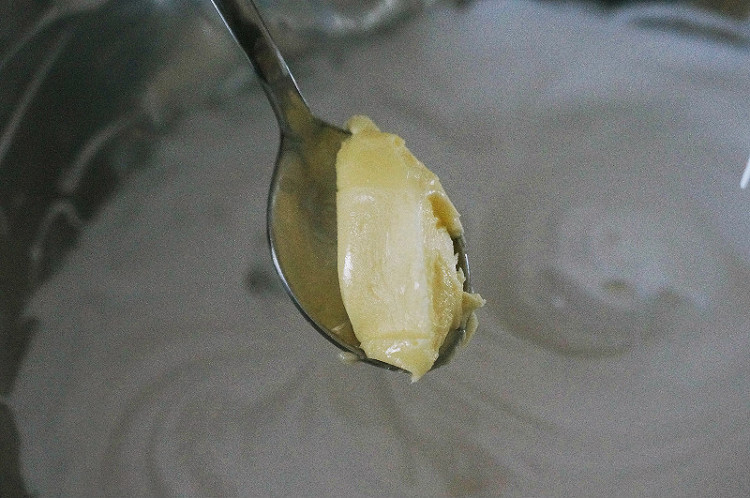 Масляный крем на основе швейцарской меренги