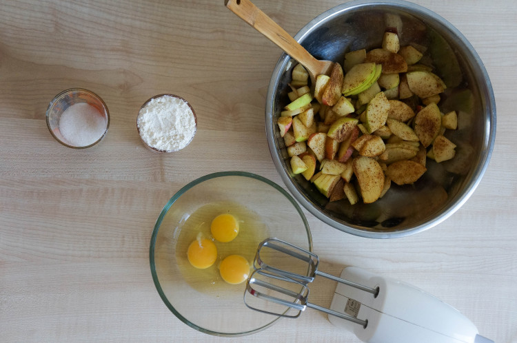Самый простой рецепт шарлотки с яблоками