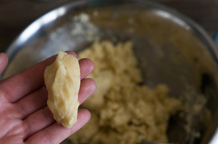 Пирог с ореховой начинкой и карамелью