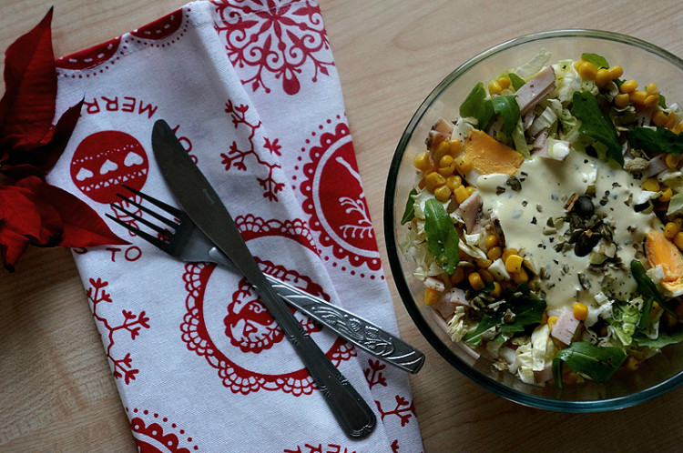 Праздничный зимний салат с ветчиной, рукколой и пекинской капустой