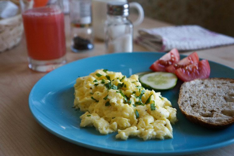 Яйца-скрэмбл или яичница-болтунья на завтрак