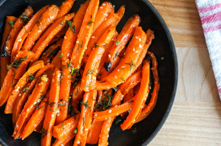 Морковь, запеченная с кунжутом в медовом сиропе