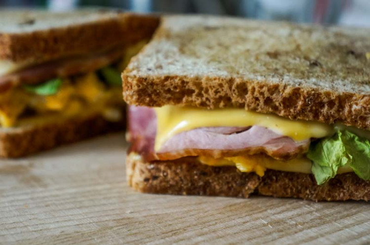 Сэндвич-гриль с яичницей-болтуньей и ветчиной на сковороде