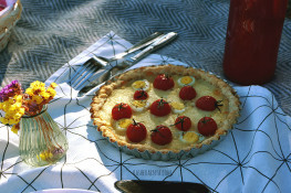 Пирог с моцареллой и помидорами